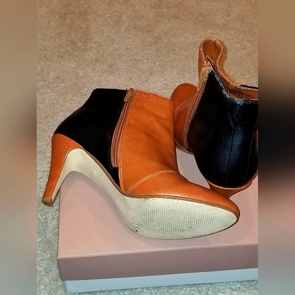 Nicole Miller Tan and Black Ankle Boots with Classic Silhouette Size 7.5 - Picture 4 of 5